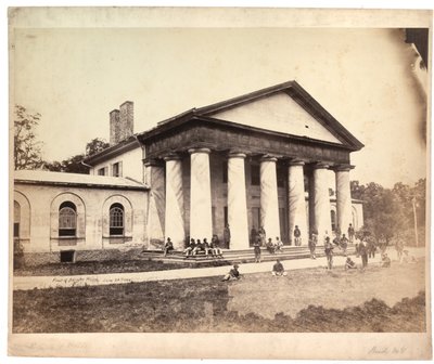 Voorkant van Arlington House, 28 juni 1864 (sepia foto) door Andrew Joseph Russell
