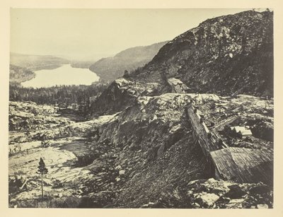 Top van de Sierra Nevada, Sneeuwschuren op de Voorgrond, Donnermeer in de Verte, C. P. R. R. door Andrew Joseph Russell
