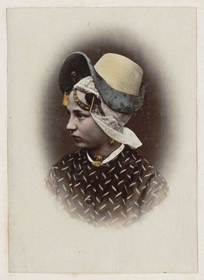 Portret van een vrouw in de klederdracht van Noord-Holland door Andries Jager