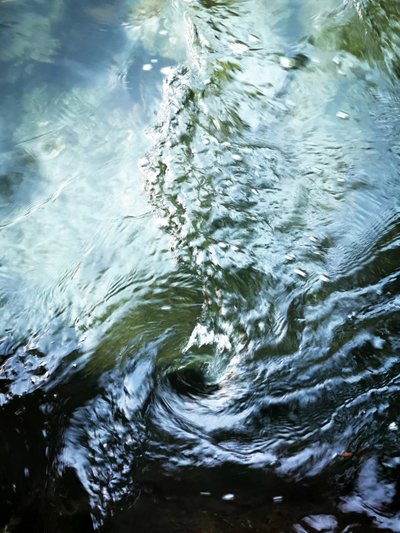 Diepblauwe waterwerveling door Angelo Cerantola