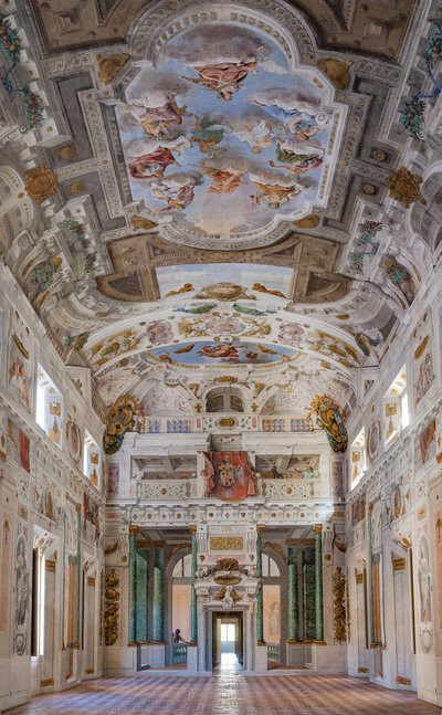 Plafond van de zaal met de Bologna-kwartieren, Zaal van de Wachten, Este Hertogelijk Paleis, Sassuolo, Italië door Angelo Michele Colonna
