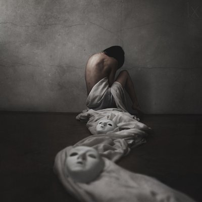 Maskers van verloren identiteit door Anja Matko