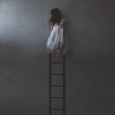 Eenzame vrouw op een ladder door Anja Matko