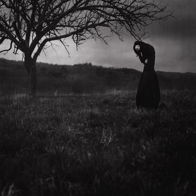 Treurige figuur in een donker landschap door Anja Matko