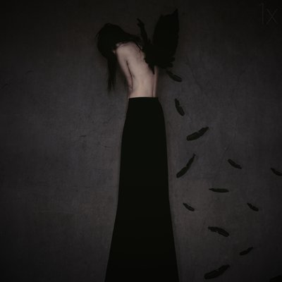 De treurige gevleugelde vrouw door Anja Matko