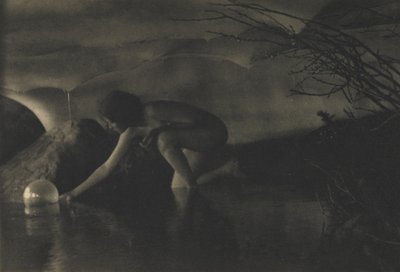 De bel door Anne W. Brigman