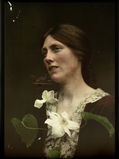 Portret van een vrouw gekleed in een rode jurk met twee witte bloemen voor haar borst door Anonymous