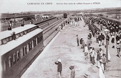 Aankomst van een Franse soldatentrein in Peking tijdens de Chinese campagne Fotografie rond 1900-1901 door Anonymous Anonymous