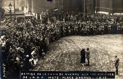 Eerste Wereldoorlog 1914-1918: uitreiking van het oorlogskruis aan verpleegsters van ADF in Metz, place d