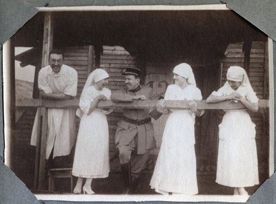 Eerste Wereldoorlog 1914-1918: verpleegsters in een grappige blouse met soldaten en een dokter in Couville, Manche, Laag-Normandië, Frankrijk. Anonieme foto juli 1917. Privécollectie, Stella. door Anonymous Anonymous