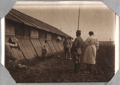 Eerste Wereldoorlog 1914-1918: zoektocht naar hoofden aan de randen, kamp van Couville in het Kanaal, Basse-Normandie, Frankrijk. Anonieme foto mei 1917. Privécollectie, Stella. door Anonymous Anonymous