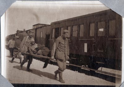 Eerste Wereldoorlog 1914-1918: soldatenwonden en brancards in een station in het Kanaal, Laag-Normandië, Frankrijk. Anonieme foto mei 1917. door Anonymous Anonymous