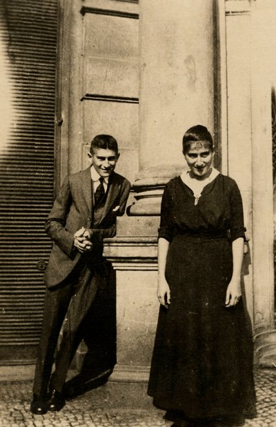 Franz Kafka (1883-1924) met zijn zus Ottla (1892-1943) voor Oppelt House in Praag, anoniem, ca. 1914 door Anonymous Anonymous