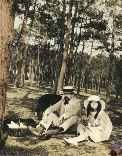Franse componist Claude Debussy (1862-1918) en zijn dochter Chouchou tijdens een picknick in een pijnbos bij Arcachon door Anonymous Anonymous