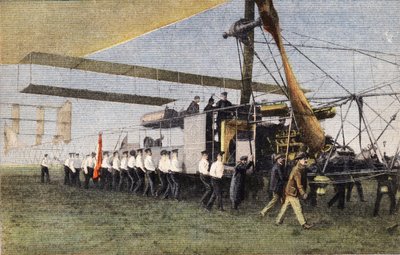 Van Compiegne naar Londen per luchtschip: Engelse soldaten slepen het Bayard-Clement luchtschip naar zijn hangar in Wormwood Scrubbs. Gravure. Een van de kranten 