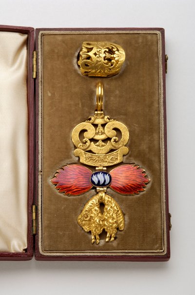 Orde van het Gulden Vlies: Spaans Gulden Vlies - Insigne behorend tot Arthur Wellesley (1769-1852) - Gemaakt door Hamlet (Londen) - Begin 19e eeuw - Goud en email - Originele kist in bordeauxrood mar door Anonymous Anonymous