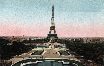 Parijs: uitzicht op de Trocadero-tuinen met de Eiffeltoren en de brug van Iena over de Seine. Foto uit 1920 in 