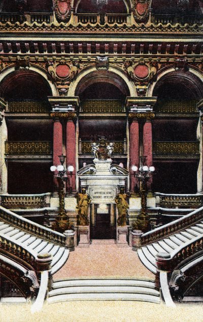 Parijs: uitzicht op de grote trap van de Opera Garnier. Foto uit 1920 in 
