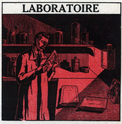 Fotografie: een fotograaf in zijn laboratorium om foto