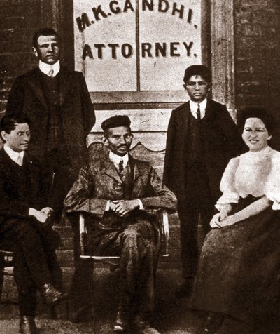 Portret van politiek leider Mohandas Karamchand Gandhi (1869-1948) advocaat in Durban, Zuid-Afrika. Fotografie 1893 door Anonymous Anonymous