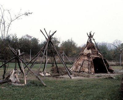 Reconstructie van een Gallisch dorpstent. Archeodrome van Bourgondië door Anonymous Anonymous