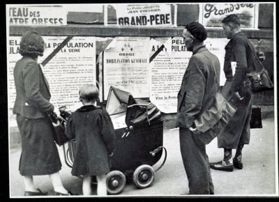 Tweede Wereldoorlog (1939-1945): Voorbijgangers lezen de mobilisatieposters in september 1939 door Anonymous Anonymous