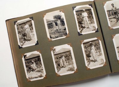 Stilleven van een fotoalbum (fotografisch) rond 1925. door Anonymous Anonymous