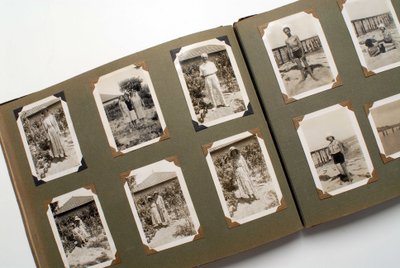 Stilleven van een fotoalbum (fotografisch) rond 1925. door Anonymous Anonymous
