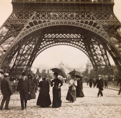 Wereldtentoonstelling van 1900 - Exposition Universelle de 1900 in Parijs: Uitzicht onder de Eiffeltoren door Anonymous Anonymous