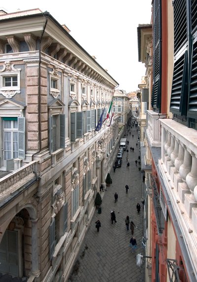 Uitzicht op Via Garibaldi of Strada Nuova in Genua, Italië door Anonymous Anonymous