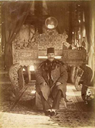 Nasruddin Shah zittend voor de Pauwentroon, Gulistan-paleis, Teheran door Antoin Sevruguin