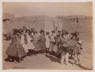 Groep vrouwen dansend in stamkostuum door Antoin Sevruguin