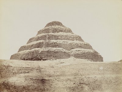 Piramide van Saqqara, uitzicht vanuit het zuidoosten op de Trappiramide door Antonio Beato