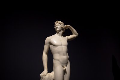 Apollo kroont zichzelf - 1782 door Antonio Canova