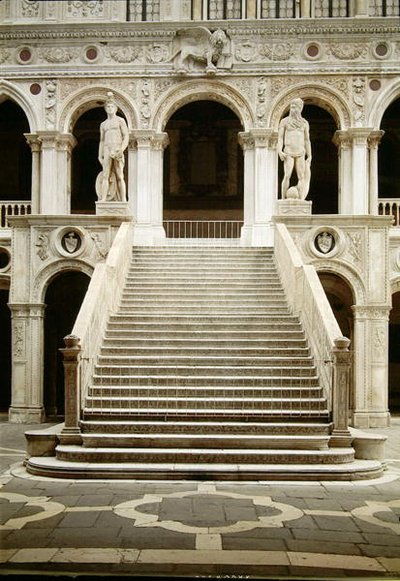 Uitzicht op de Scala dei Giganti, ontworpen door Antonio Rizzo met beelden van Mars en Neptunus door Jacopo Sansovino door Antonio Rizzo