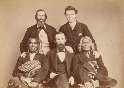 Alexander Gardner, William Henry Jackson en Antonio Zeno Shindler met Pueblo-afgevaardigden Alejandro Padilla, gouverneur van Isleta, en Ambrosio Abeita, ex-gouverneur van Isleta,1868 (foto) door Antonion Zeno Shindler