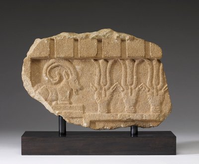 Fragment van een fries met een ibex en oryxen, 5e-4e eeuw v.Chr. door Arabian South