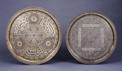 Twee gouden, koperen en zilveren ingelegde messing ronde schalen, versierd met arabesken en inscripties, eind 19e eeuw door Arabic School