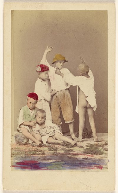 [Vijf Italiaanse straatjongens: twee zittend, drie staand]. door Arena and DAlessandri