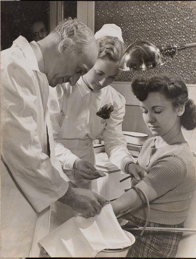 [Dokter en verpleegster steken een naald in de arm van een vrouw]. door Arnold Eagle