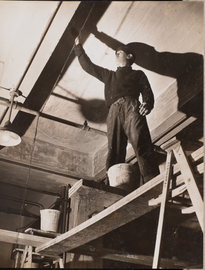 [Een man op een houten steiger schildert een plafond]. door Arnold Eagle