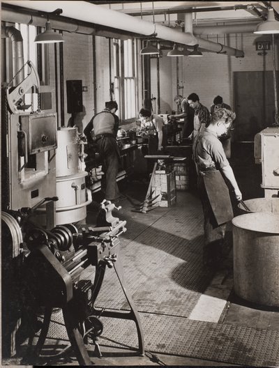 [Zes mannen werken in een laswerkplaats]. door Arnold Eagle