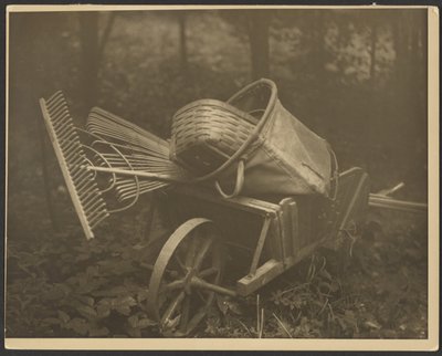 [Kruiwagen met gereedschap]. door Arnold Genthe