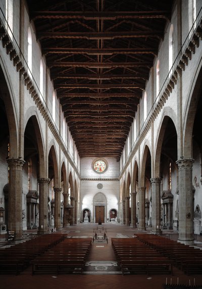 Renaissance: interieur van de Basiliek Santa Croce ontworpen door Arnolfo di Cambio (1245-1302/1310) 1294 Basiliek Santa Croce, Florence, Italië door Arnolfo di Cambio