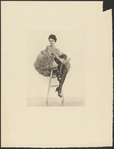 [Vrouw in kannenkostuum zittend op kruk]. door Arthur F. Kales