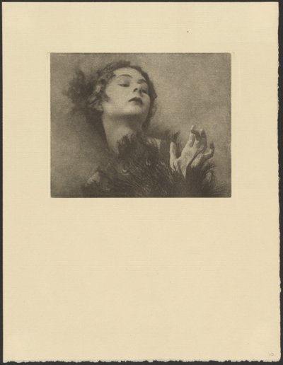 [Vrouw met pauwenveren waaier]. door Arthur F. Kales