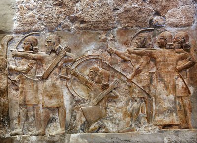 Assyrische legerboogschutters die een versterkte stad veroveren, reliëf uit Nimrud, c.865 v.Chr. door Assyrian
