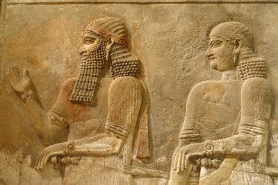 Detail van Sargon II en bewaker (reliëf uit het paleis van koning Sargon) door Assyrian