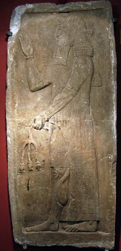 Priester met een granaattak (detail) door Assyrian