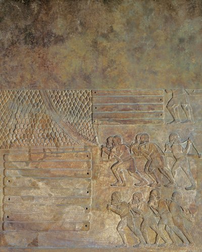 Reliëf dat het inslaan van hout aan de kust voor transport over zee afbeeldt, uit het Paleis van Sargon II, Khorsabad, Irak door Assyrian